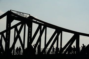 Oude brug silhouette van Christopher Lewis