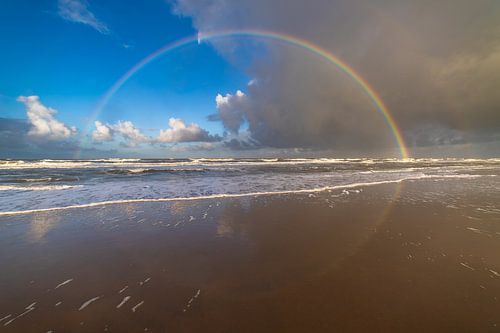 Regenboog op het strand van Noordwijk