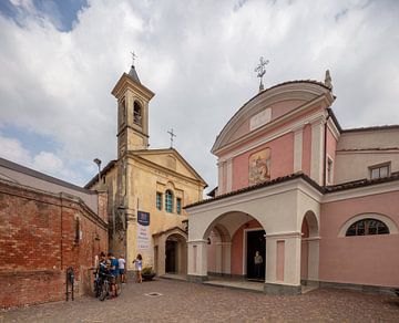 Kirche und Kirchplatz in Monforte de Alba, Piemont