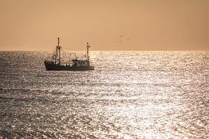 Viskotter op de Noordzee bij zonsondergang voor Sylt van Christian Müringer