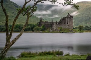 Schloss Kilchurn an einem ruhigen frühen Morgen im Sommer