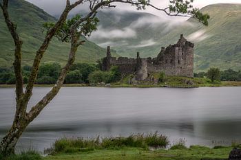 Het Kilchurn kasteel op een rustige vroege ochtend in de zomer