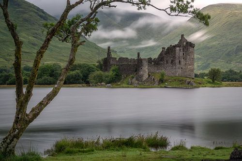 Schloss Kilchurn an einem ruhigen frühen Morgen im Sommer