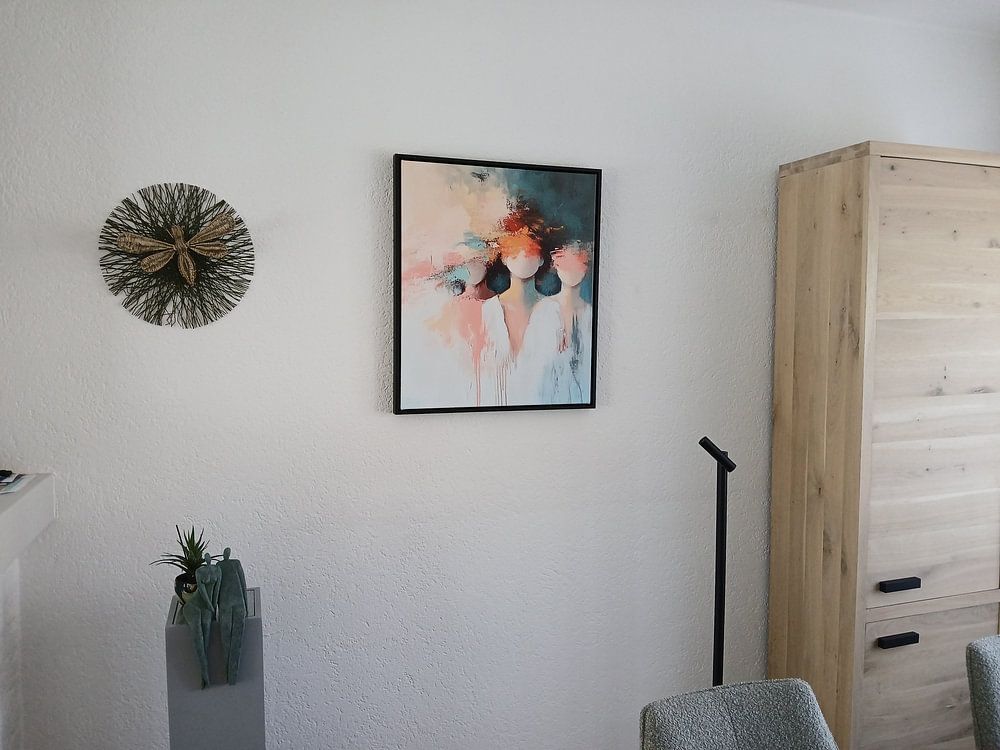 Figurative Abstraktion in warmen Pastellfarben  von Carla Van Iersel 