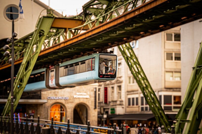 Boven zweven: Wuppertal's iconische hangbaan van Alexander Aboud