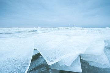 Kruiend ijs in winters landschap (Nederland) van Marcel Kerdijk