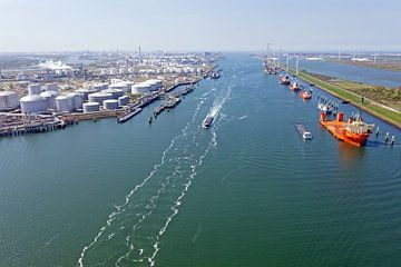 Luchtfoto van industrie op de Maasvlakte in Rotterdam Nederland van Eye on You