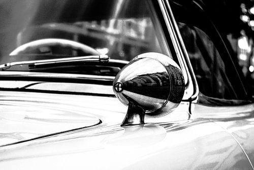 De achteruitkijkspiegel (in zwart-wit)