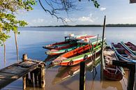 Boote auf dem Fluss Commewijne, Suriname von Marcel Bakker Miniaturansicht