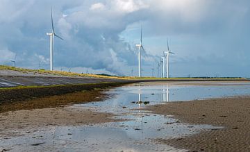 Windturbines gereflecteerd in Oosterschelde water