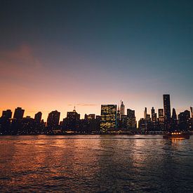 Skyline by night, New York | Kleurrijke zonsondergang in stadsgezicht NYC | Reisfotografie in de nac van Ilse Stronks | Lines and light inspired travel photography