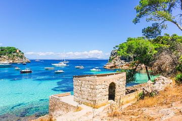 Plage de Majorque avec bateaux sur Mustafa Kurnaz
