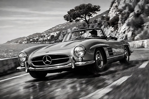 Ein klassischer Luxus-Mercedes-Benz fährt auf einer Küstenstraße an der französischen Riviera. von Jelena Jovanovic Fine Art