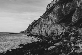 les falaises de normandie avec la mer et les rochers
