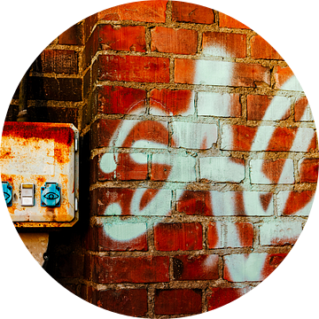 Bakstenen muur met graffiti & roestige stroomkast – urban industriële muurkunst