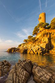 Alter Festungsturm Torre Colomina an der Costa Brava in der Nähe von Palamos bei Sonnenaufgang von Robert Ruidl