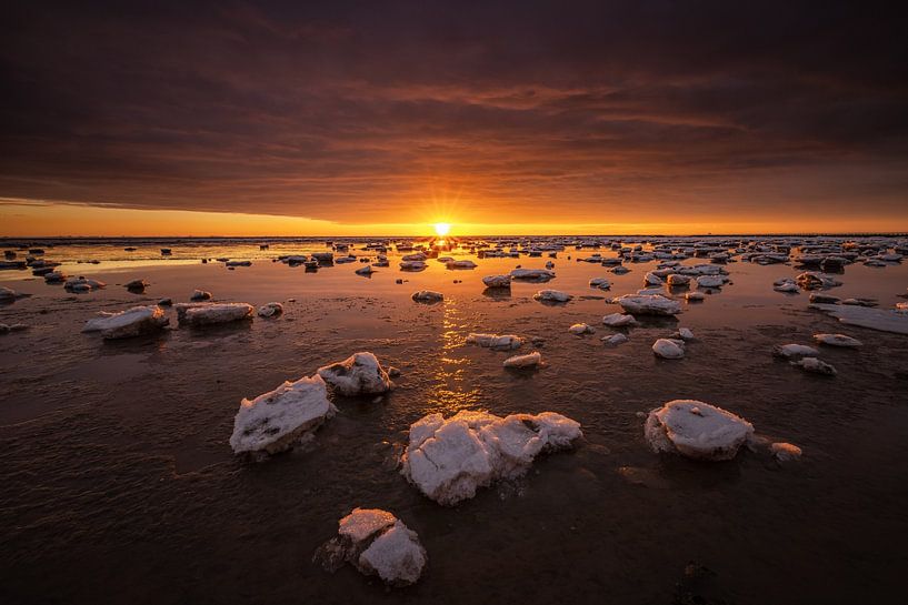 Das Wattenmeer ist im Winter mit Eisschollen bedeckt. Ein schöner Sonnenuntergang sorgt für schöne F von Bas Meelker