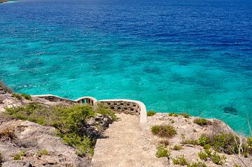 De blauwe zee voor de kust van Bonaire van Myrthe Visser-Wind
