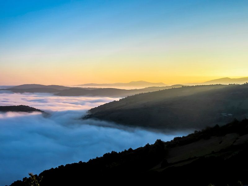 Zonsopgang in de bergen van Galicië van Martina Weidner