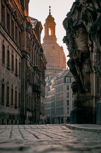 First light on the Fürstenzug – view towards the Frauenkirche