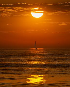 Sailboat under the setting sun by Julien Beyrath