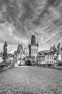 Karlsbrücke mit Kleinseitner Brückenturm | Monochrom von Melanie Viola