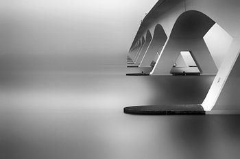 Die Zeeland-Brücke verschwindet im Nebel