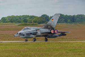 Start eines deutschen Tornados mit Nachbrenner.