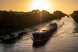 Lastkahn auf dem van Starkenborghkanaal
