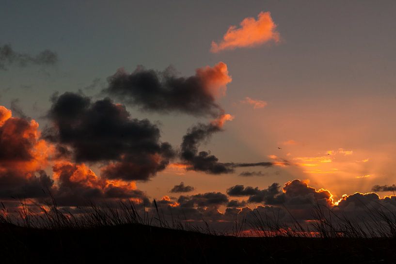 Zonsondergang boven de Slufter op Texel van Simone Janssen