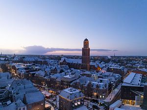 Zwolle Peperbus Kirchturm während eines kalten dunklen Winter Sonnenaufgangs
