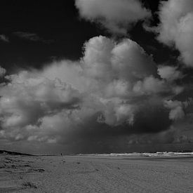 Wolken boven het strand zwart/wit van Henk van der Sloot