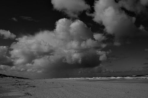 Wolken boven het strand zwart/wit