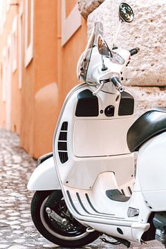 Witte retro scooter in oranje straatje in Rome van Merel Naafs