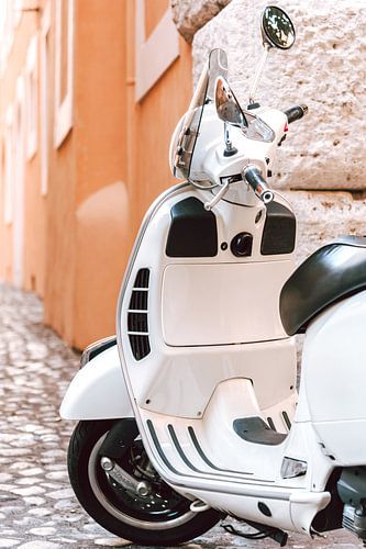Witte retro scooter in oranje straatje in Rome