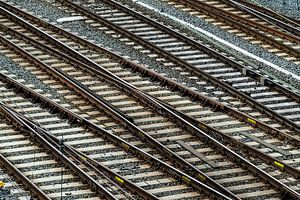 Eisenbahnschienen mit Oberleitungen von oben gesehen
