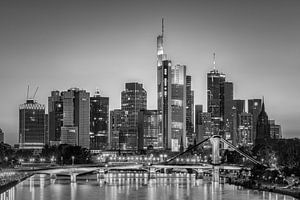 Ein Abend in Frankfurt am Main in Schwarz-Weiß