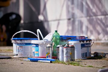 leere Farbeimer und Spraydosen auf einem verlassenen Firmengelände in Magdeburg