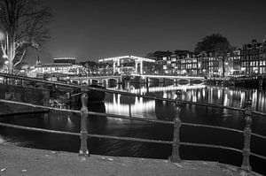 Die beleuchtete dünne Brücke