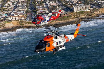 SDFD Fire Hawk en USCG Jayhawk over de kustlijn bij San Diego, USA van Jimmy van Drunen