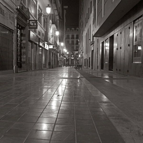 Shopping arcade at night in Valencia by Silva Wischeropp