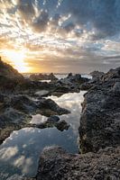 Reflet du coucher de soleil dans le bassin de marée