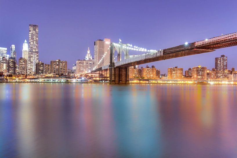 Brooklyn Bridge at Night van Tom Roeleveld