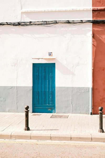 Porte bleue dans les rues de Valence // Espagne // Photographie de voyage et de rue par Diana van Neck Photography