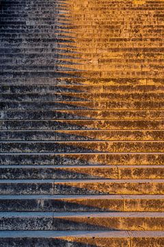 Zeer oude granieten stenen trap leidt naar boven in warme gouden avond s van Robert Ruidl
