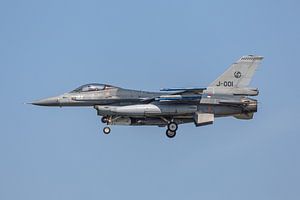 Niederländische F-16 (J-001) kurz vor der Landung.