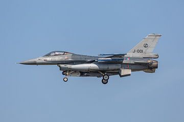 Nederlandse F-16 (J-001) vlak voor de landing. van Jaap van den Berg