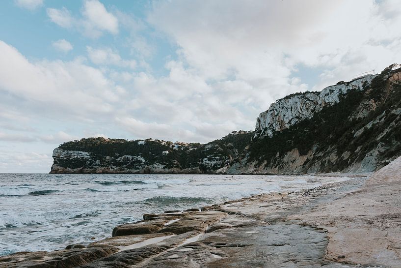 Blick auf den Strand Cala del Portitxol in Jávea, Xàbia Spanien. von Manon Visser