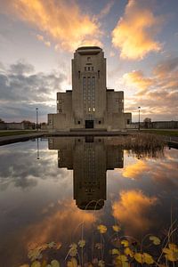 Radio Kootwijk se reflétant dans l'eau au coucher du soleil