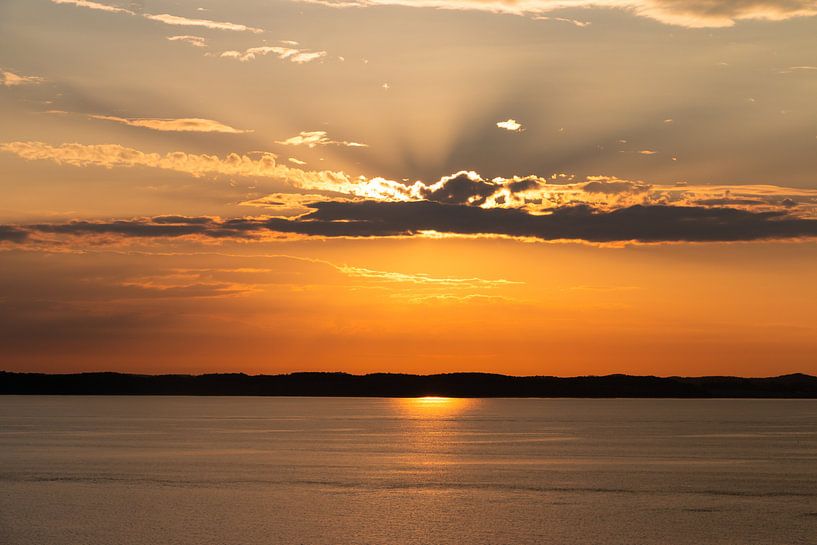 Ondergaande zon op een baltische zee van Henk Hulshof
